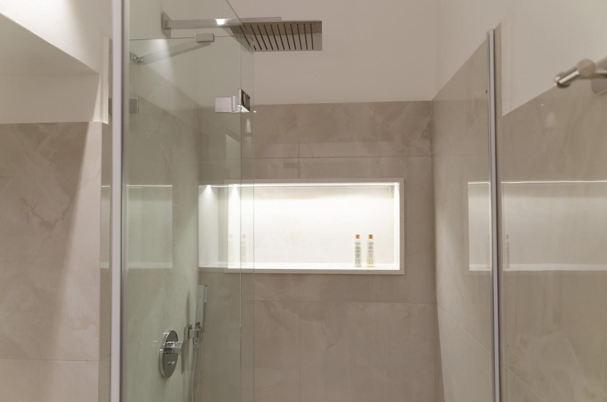 Apulialux - San Lorenzo Luxury Apartment Con Jacuzzi In Centro Brindisi Buitenkant foto